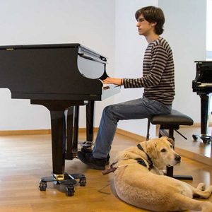 Guillem León tocant el piano