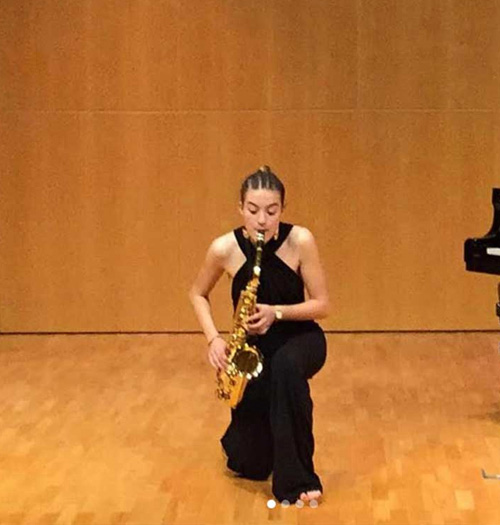 Estel Vivó tocant el saxofó